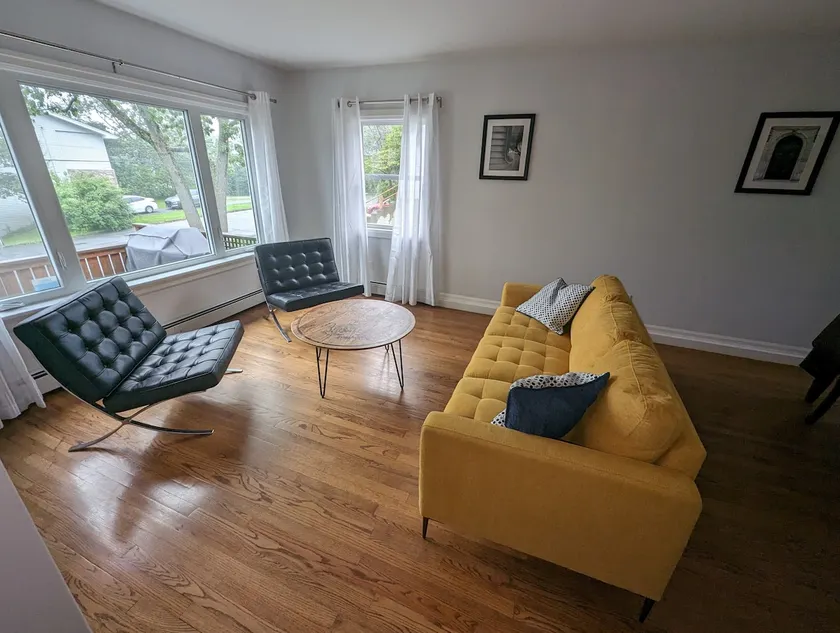 Sunny family home - Image 1
