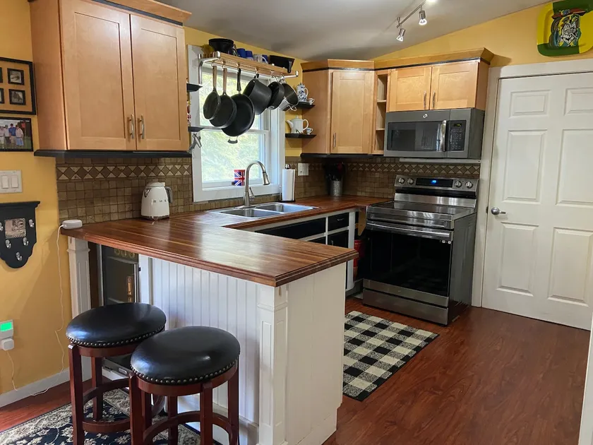 Cozy Brookside Getaway - Image 1