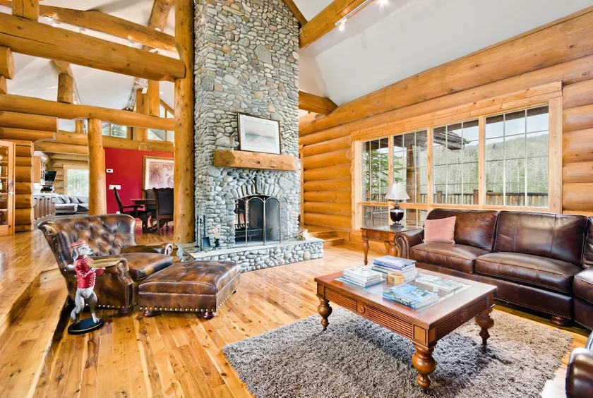 4 Bedroom Log Cabin near Bragg Creek - Image 1