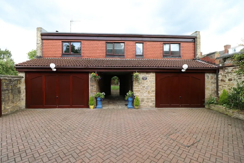 Private Annex in Peaceful Courtyard - Image 1