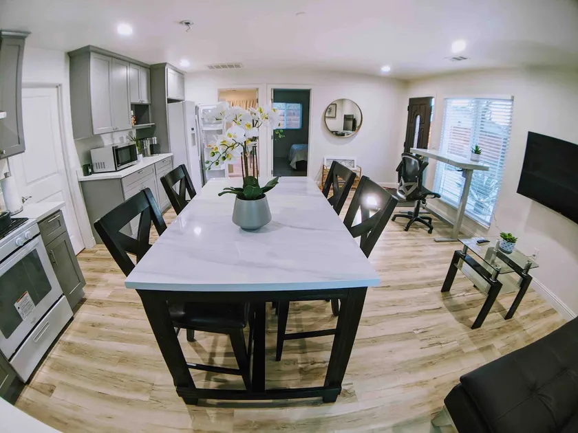 Modern Cottage, Good for Business Trips & Getaways - Image 1