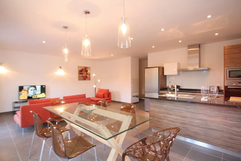 Beautiful pool apartment - Image 1