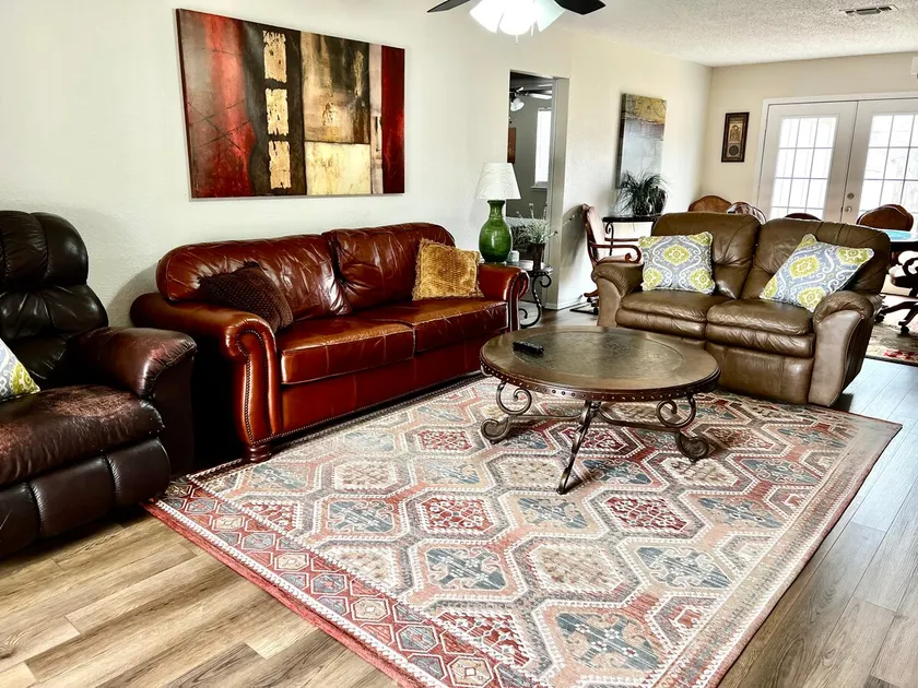 Clean&Fresh3BR/2BAEZ access to S LBK/S Loop 289 - Image 1