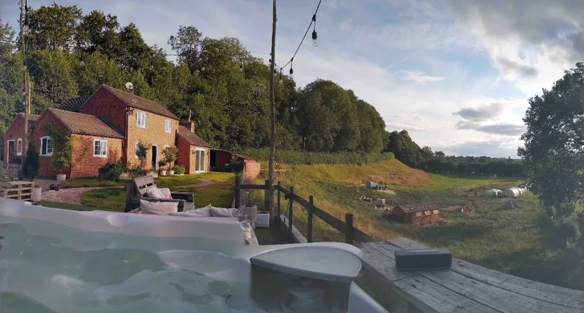 Cosy rural retreat with hot tub under the stars - Image 1