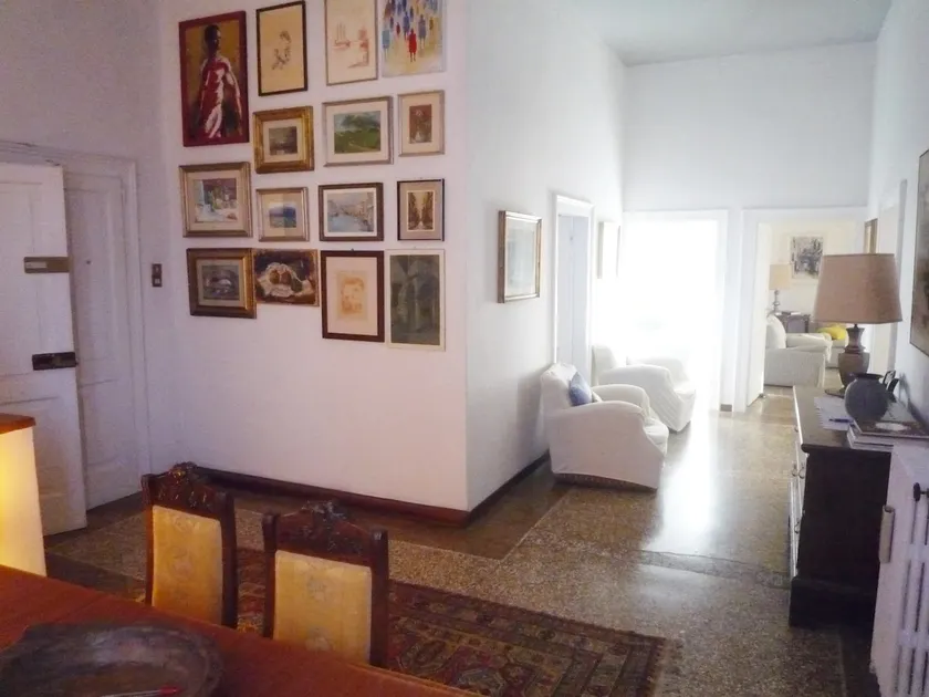 BRIGHT & AMPLE APARTMENT - Image 1