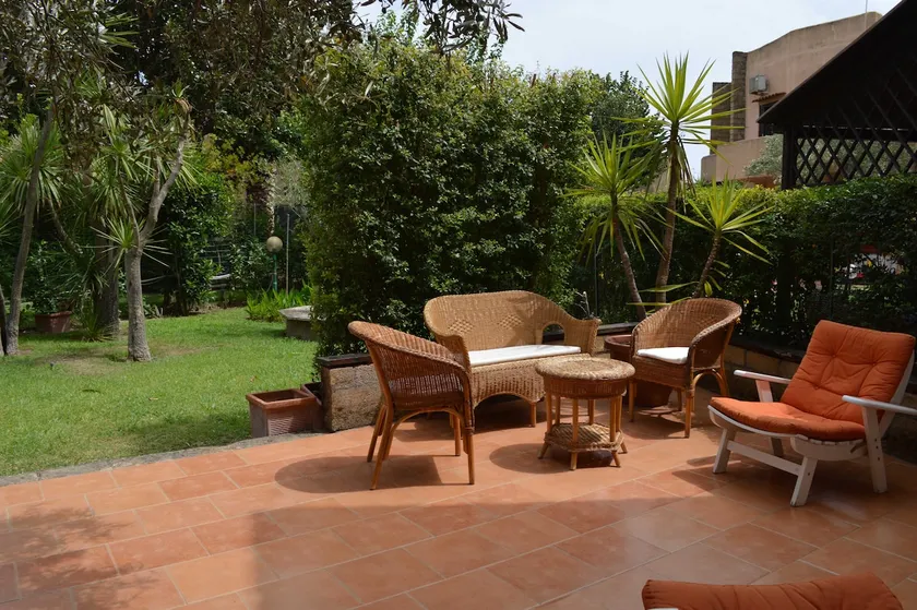 Garden villa a stone's throw from the sea - Image 1