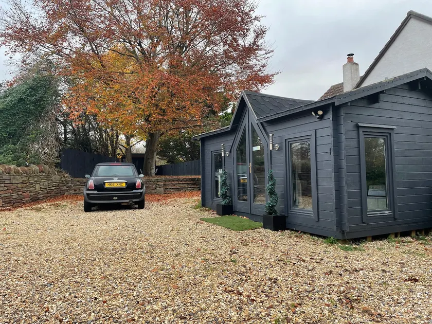 The snug- cozy cabin & hot tub hambrook - Image 1