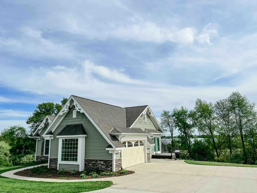 Peaceful 3 Bedroom Cottage with Lake Access - Image 1