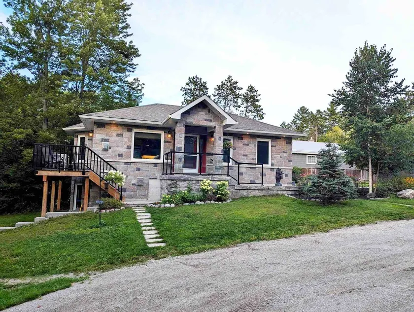 Lakefront Family-Friendly Cottage on Trails - Image 1