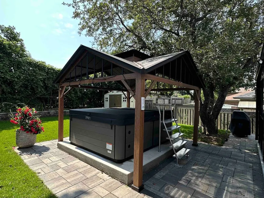 N7 Castle Green Retreat-Hot Tub - Image 1