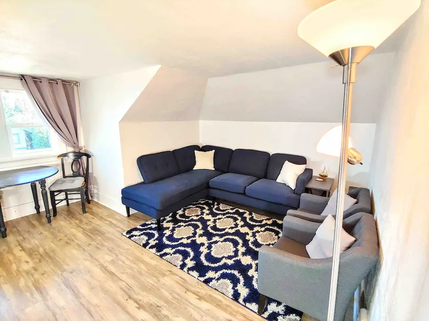 1BR Upstairs Apt Near 6th Ave | Simple+Comfortable - Image 1