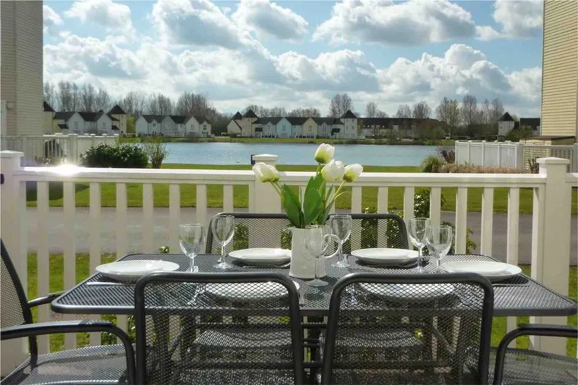 Liming Lodge - Lakeside Home in the Cotswolds - Image 1