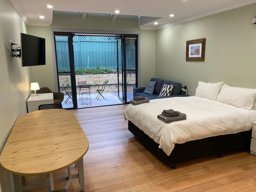Geraniums—self contained unit with flair - Image 1
