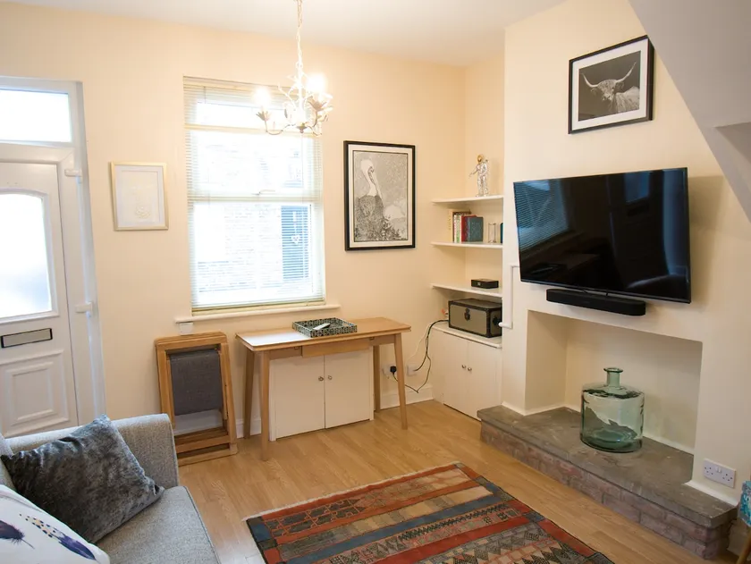 Cosy, modern terrace 5 mins walk from town/Minster - Image 1