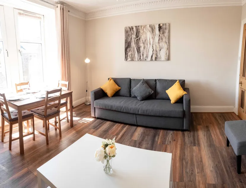 Bright, Spacious West-End Flat, Near University - Image 1