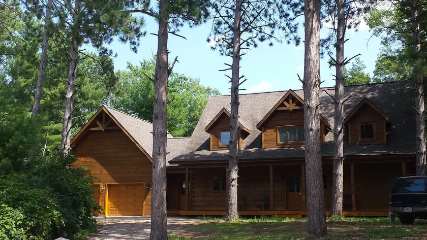 LUXURY LOG HOME WITH YOUR PRIVATE DOCK ON THE CHAIN O LAKES - Image 1