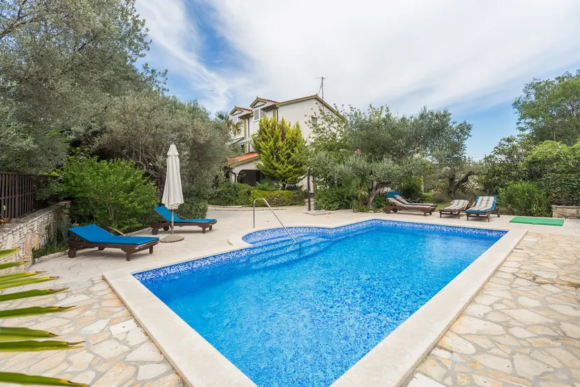 Family pool house - Image 1