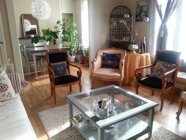 83 m² apartment in the city center with parking - Image 1