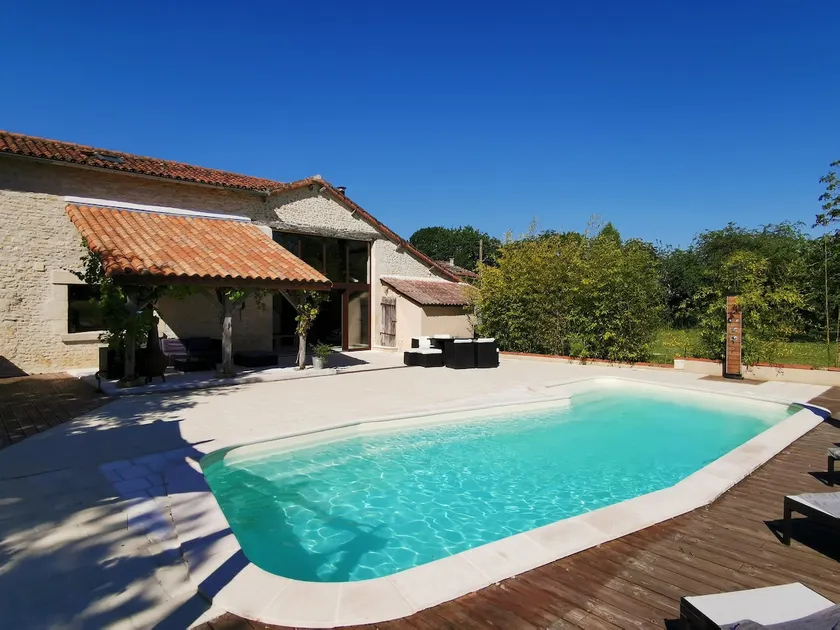Restored barn from late 18th century with pool - Image 1