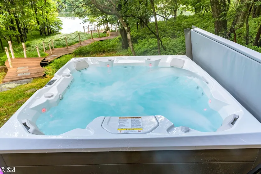 Lakefront- Hot Tub/Foosball table/Pool table/Kayak - Image 1