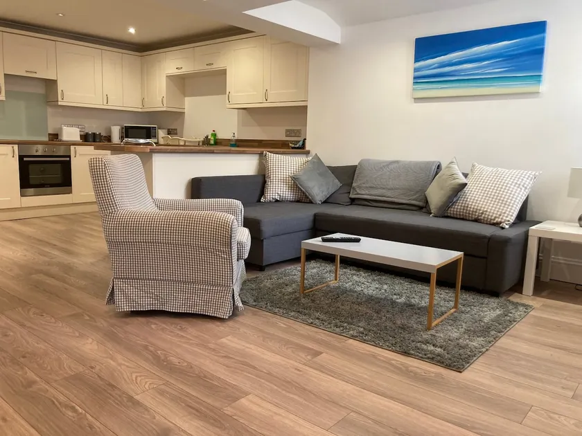 Highcliffe Apartment with Parking - Image 1