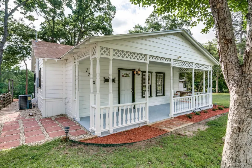Katie's Woods Lake Cottage - Image 1