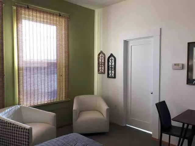 Main Street Studio with free parking - Image 1