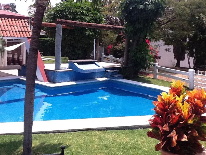 Very spacious, super-equipped, heated pool - Image 1
