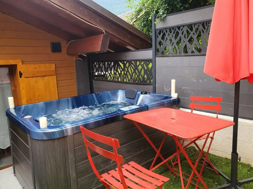 SMALL ROMANTIC CHALET WITH JACUZZI - Image 1