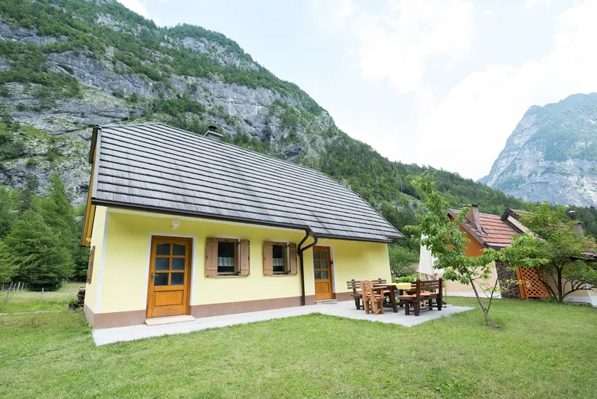 Yellow house - Image 1