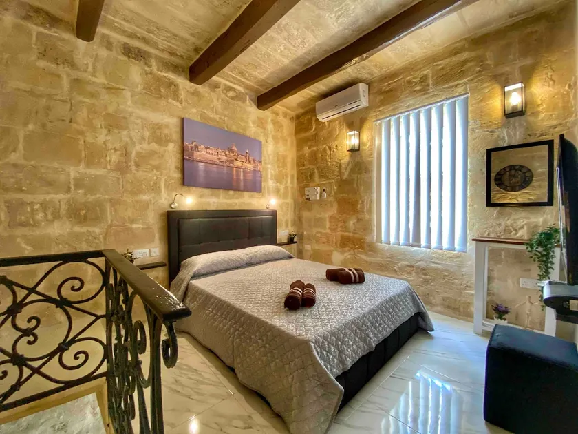 Character house with roof terrace-Ferry-Valletta - Image 1
