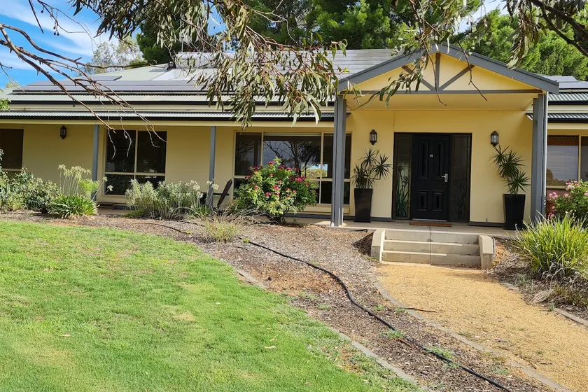Golf Luxury Barmera, Open Plan with 4 Bedrooms - Image 1