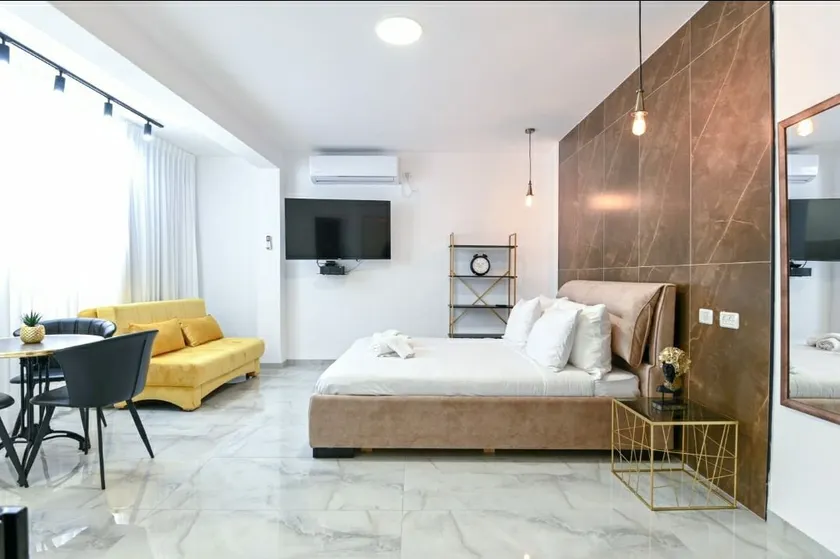 (2)Lake Mansion Apartments - Image 1