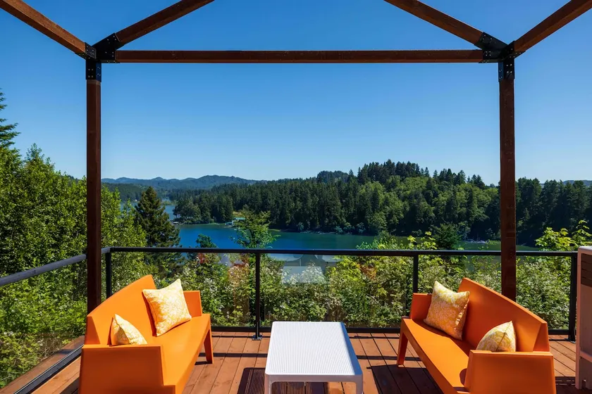 Luxus-Rückzugsort mit Blick auf das Wasser - Image 1