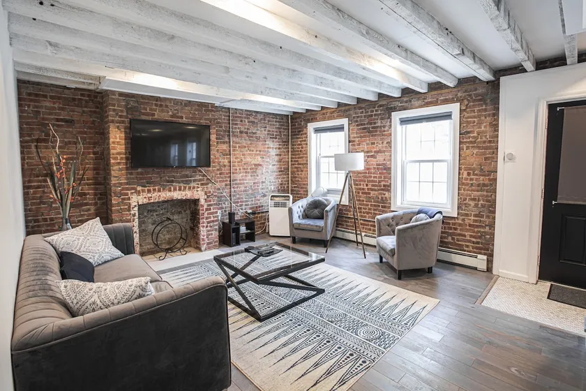 Historic 1800s Kingston Waterfront Townhouse - Image 1
