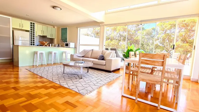 Sunlit Apartment – Walk to Beach, Shops & Cafés - Image 1