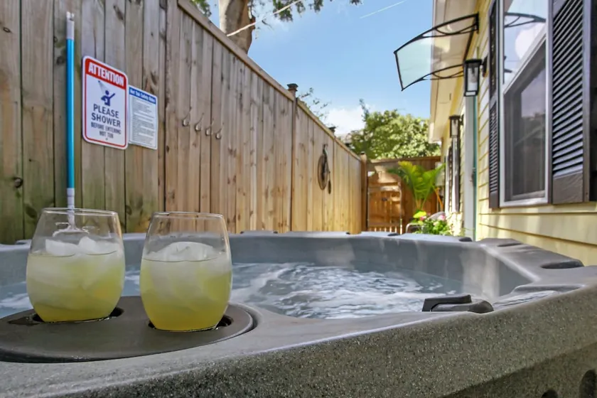 Carriage House W/ Hot Tub! Near Starland Yard - Image 1