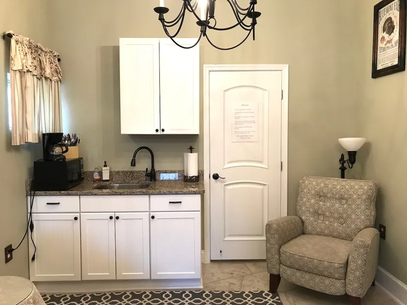 Private detached garage suite - Image 1