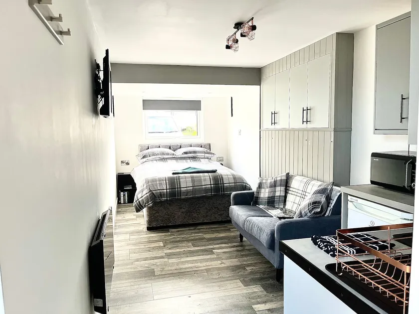 The Pitstop - Entire guest suite by the seaside. - Image 1