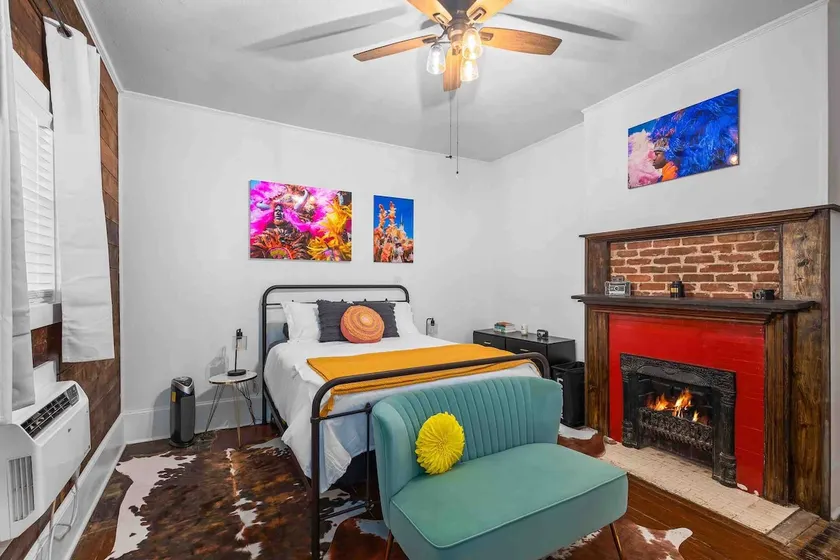 Renovated Spanish Town Studio | King Bed - Image 1