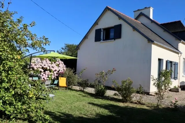 House in the town of Kersaint close to the sea - Image 1
