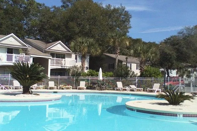 E10 Beautifully decorated 2BR, 2 BA island condo - Image 1