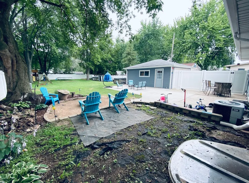 Family fun house-theater-large fenced in backyard - Image 1