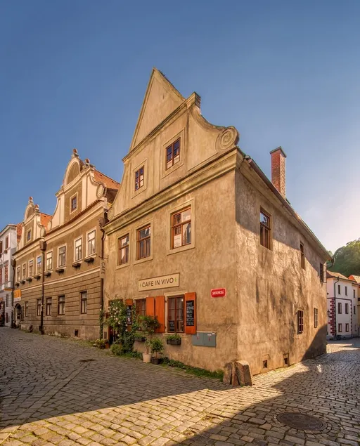 House in the center with a café on the ground floor - Image 1