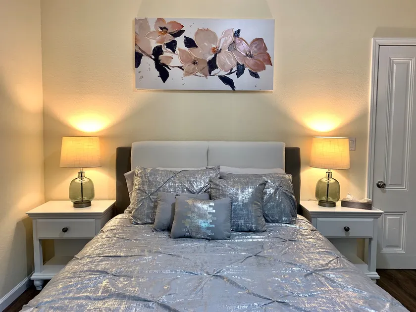 Charming, Spacious & Cozy Downtown Gem ~ Queen Bed - Image 1