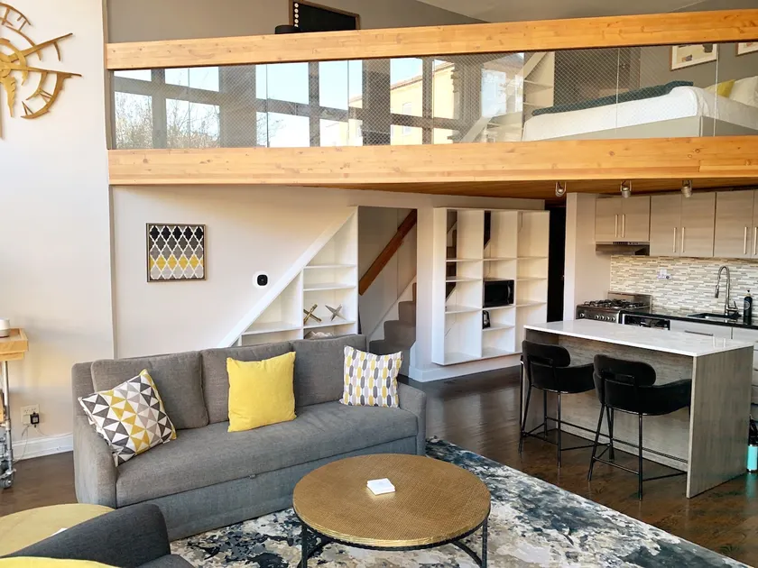 Lincoln Park Light-Filled Loft - Image 1