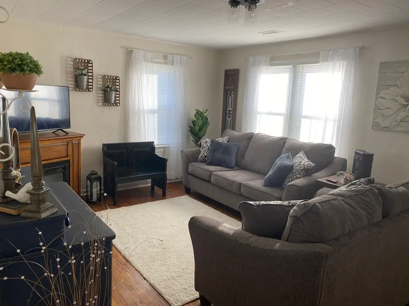 Cozy Bungalow  - Image 1