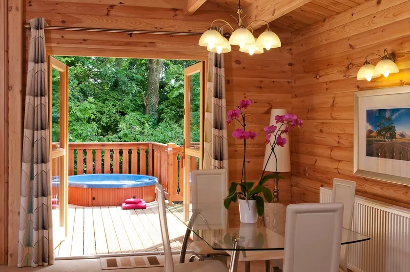 5 Star, 2 Bedroom Scandinavian Lodge with Hot Tub - Image 1