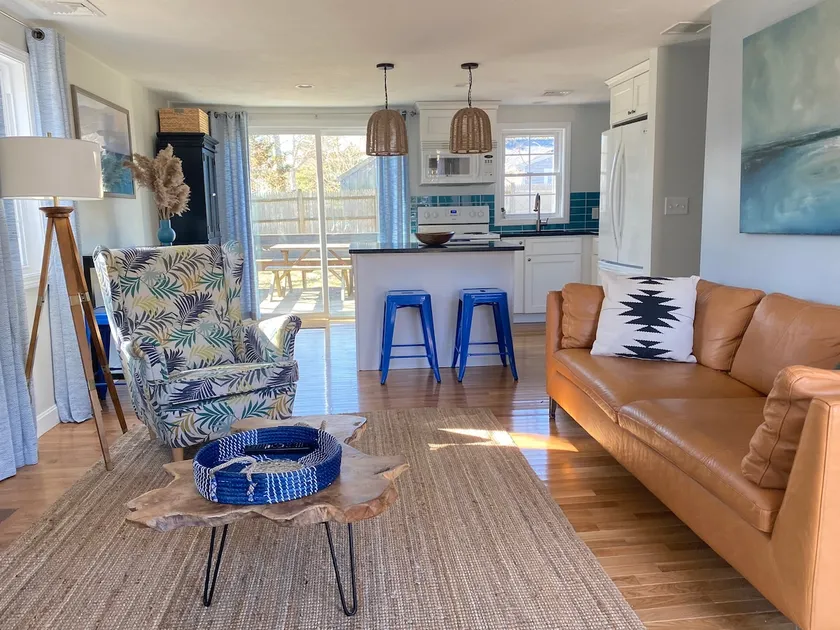 Stylish Cape house with central AC & private yard - Image 1