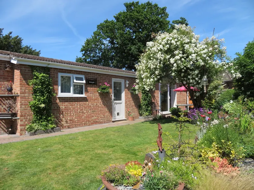 Self contained one bedroom property in quiet area. - Image 1